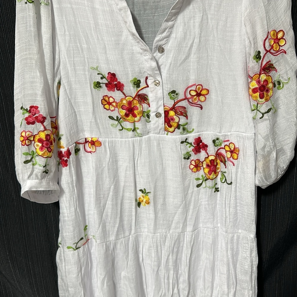 Fig and‎ Flower brand /White dress w/embroidery /Size M / J-16 - Picture 3 of 4